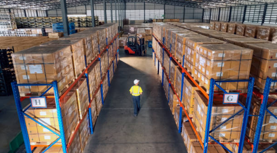 Forklift moving pallets in warehouse showing cross docking vs traditional warehousing.
