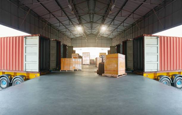 Loading dock with shipping containers showing cross docking vs traditional warehousing.